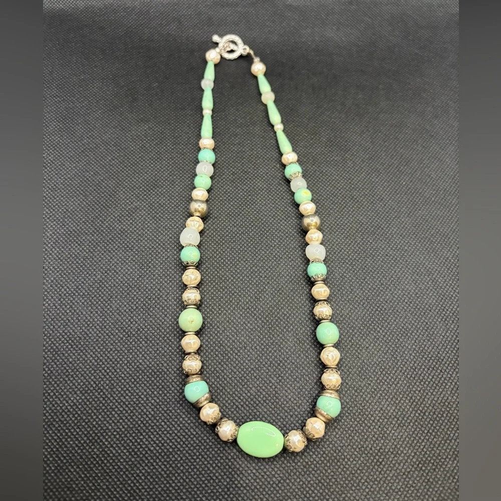 Vintage Style Green Aventurine, Gold, and Pearl beaded Necklace - Picture 3 of 8